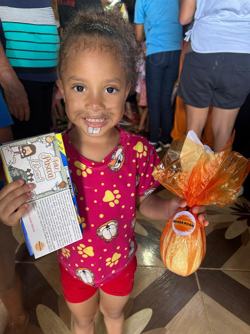 Menina sorrindo com ovo de Páscoa e mensagem de fé