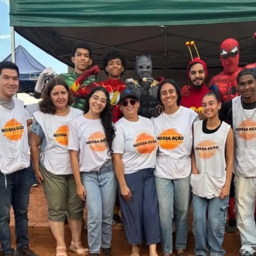 Equipe de voluntários de colete da Nossa Ação, dia das crianças