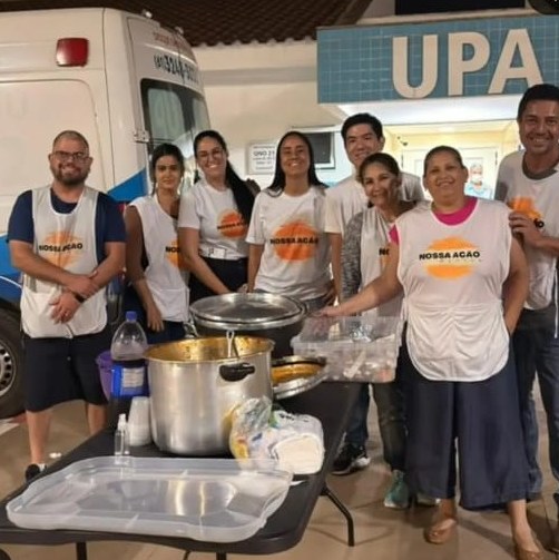 Equipe de voluntários de colete da Nossa Ação, na porta da upa