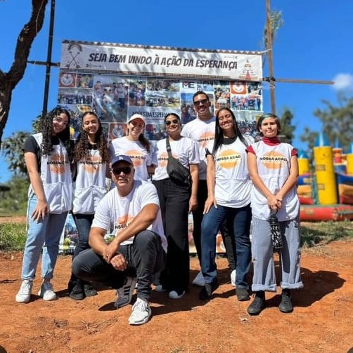 Equipe de voluntários de colete da Nossa Ação, na Ação da Esperança