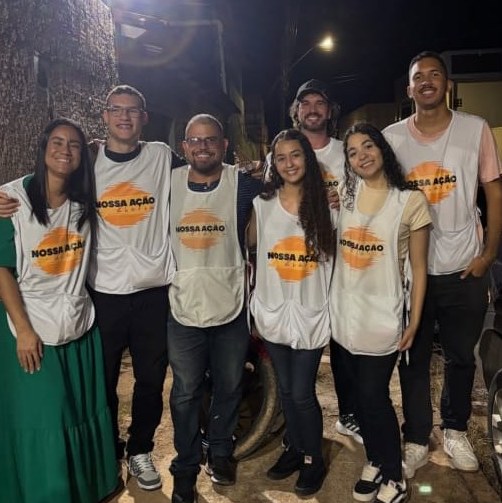 Equipe de voluntários de colete da Nossa Ação, na ação em Águas Lindas de Goiás