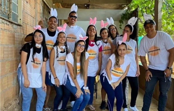 Equipe de voluntários de colete da Nossa Ação, páscoa