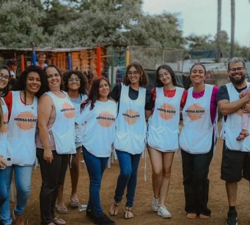 Equipe de voluntários de colete da Nossa Ação, na comunidade